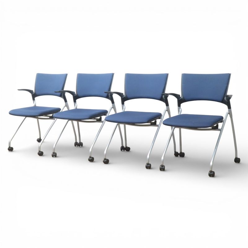 4脚セット イトーキ ネスティングチェア マノス  KLC-325GB-T1N2 ネイビー 肘付き 会議椅子 セミナー キャスター 中古 AG20435-1 セット販売