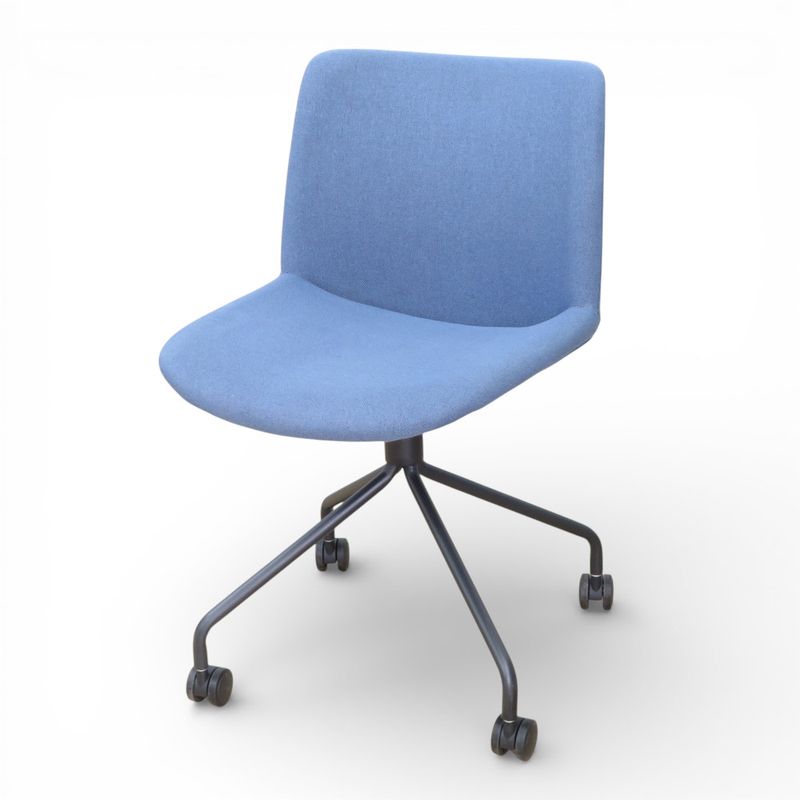 ミーティングチェア 肘無し ライトブルー デスクチェア キャスター 4本脚 布製 中古 YH20048 配送サイズ180