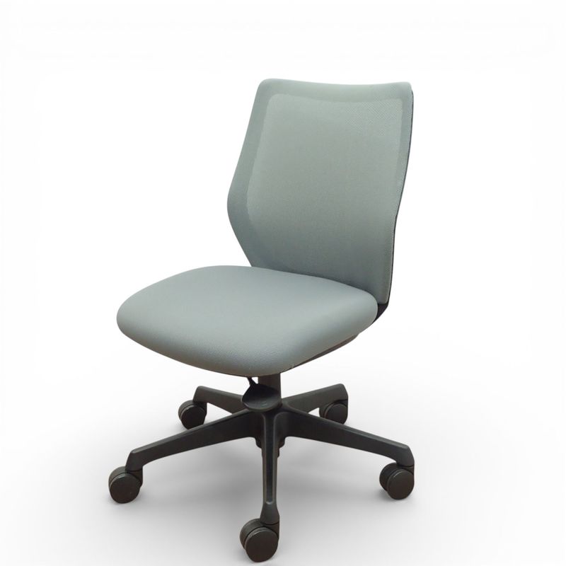 オカムラ CG-M オフィスチェア CG11ZRFZK2 グレー 肘無し メッシュ 背ロッキング  中古 EG20332 配送サイズ240