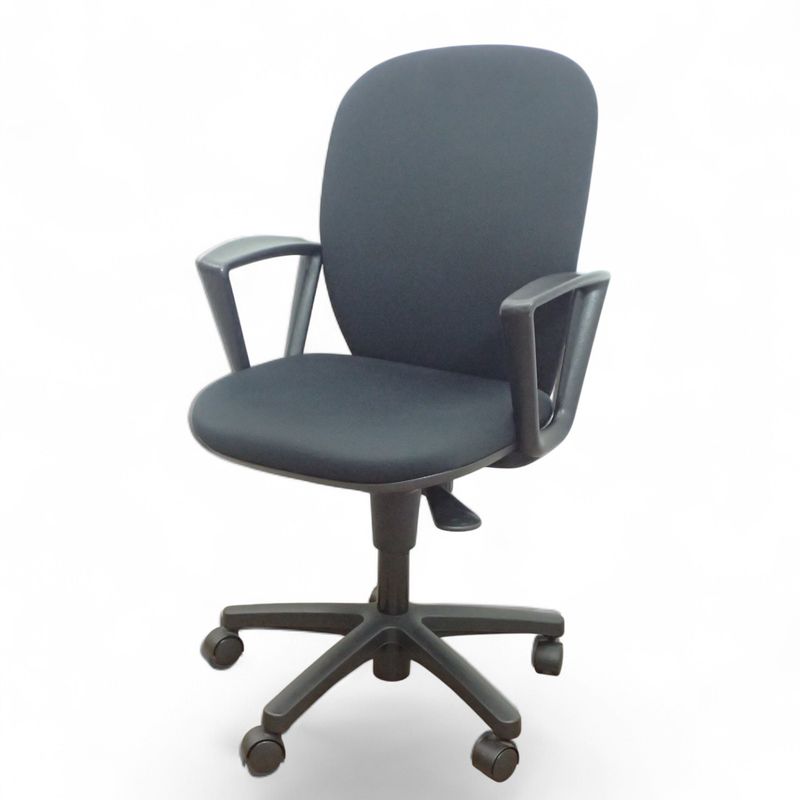 【中古】イトーキ リエット オフィスチェア KFS-740GB-T1 ハイバック ブラック 固定肘付き  布張り 中古オフィス家具 EG21043-1