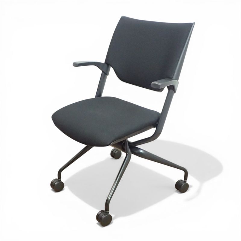 【中古】イトーキ ミーティングチェア レクシブ KLC-825GP-T1T1 ブラック 肘付き ネスティングチェア 中古オフィス家具 EG21044