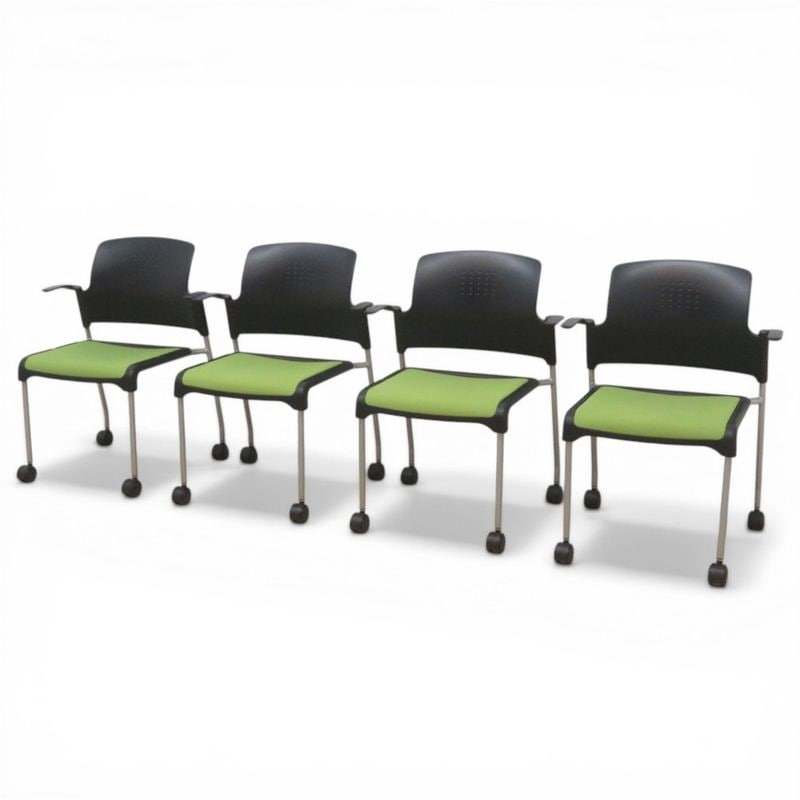 【中古/4脚セット】ナイキ スタッキングチェア ライトグリーン ミーティングチェア 肘付き キャスター有 多目的チェア 中古オフィス家具 KK21203 
