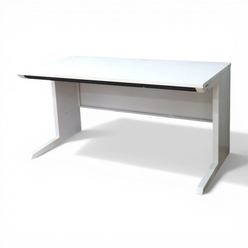 【中古】イトーキ 平デスク CZR 幅1400㎜ 奥行700㎜ 高さ720㎜ CZR-147HA 引出し有り ホワイト オフィスデスク 中古オフィス家具 YH21239