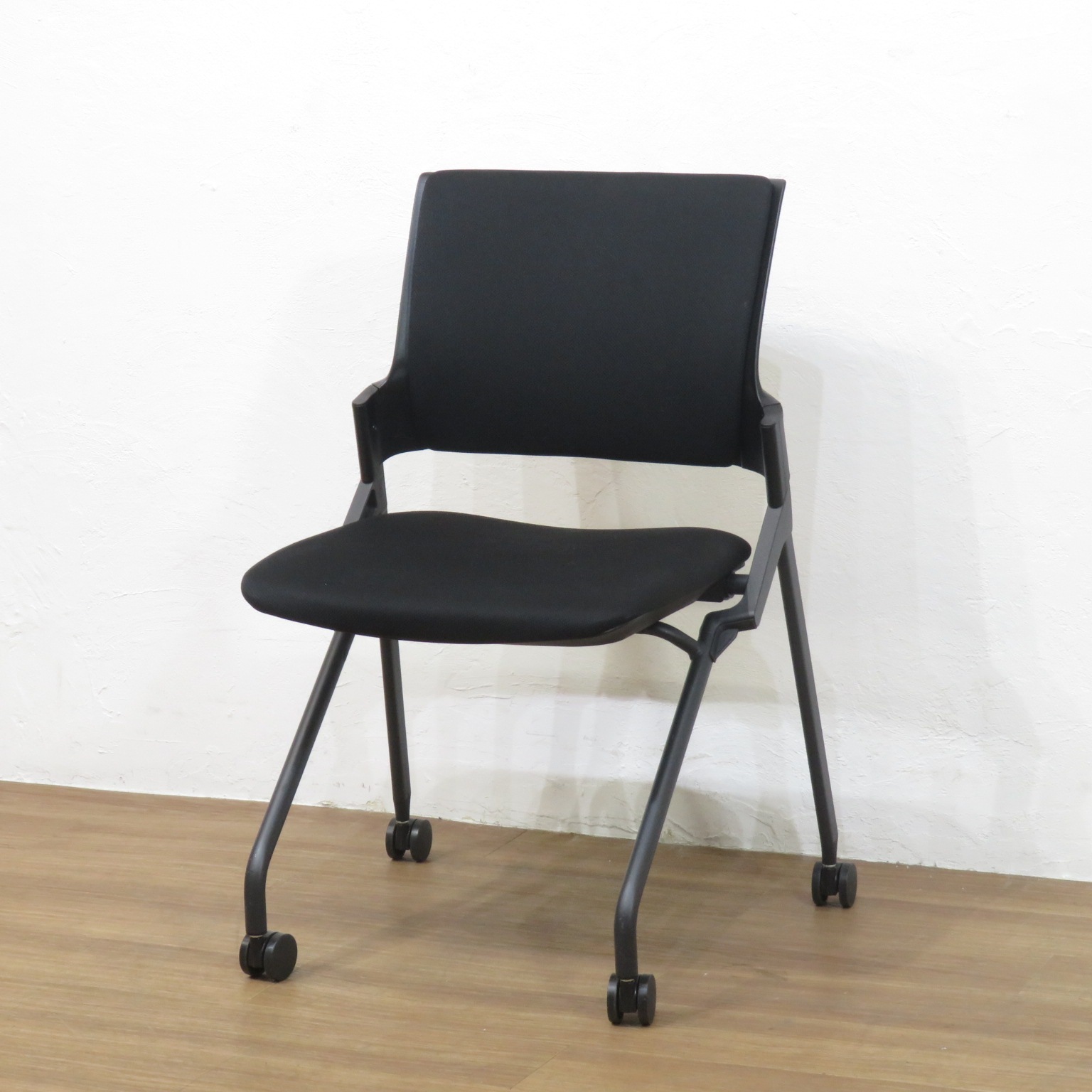 小鼓革 一組 中古 イトーキ ネスティングチェア Monon(モノン) KLD221PG-T1T1T1 ブラック