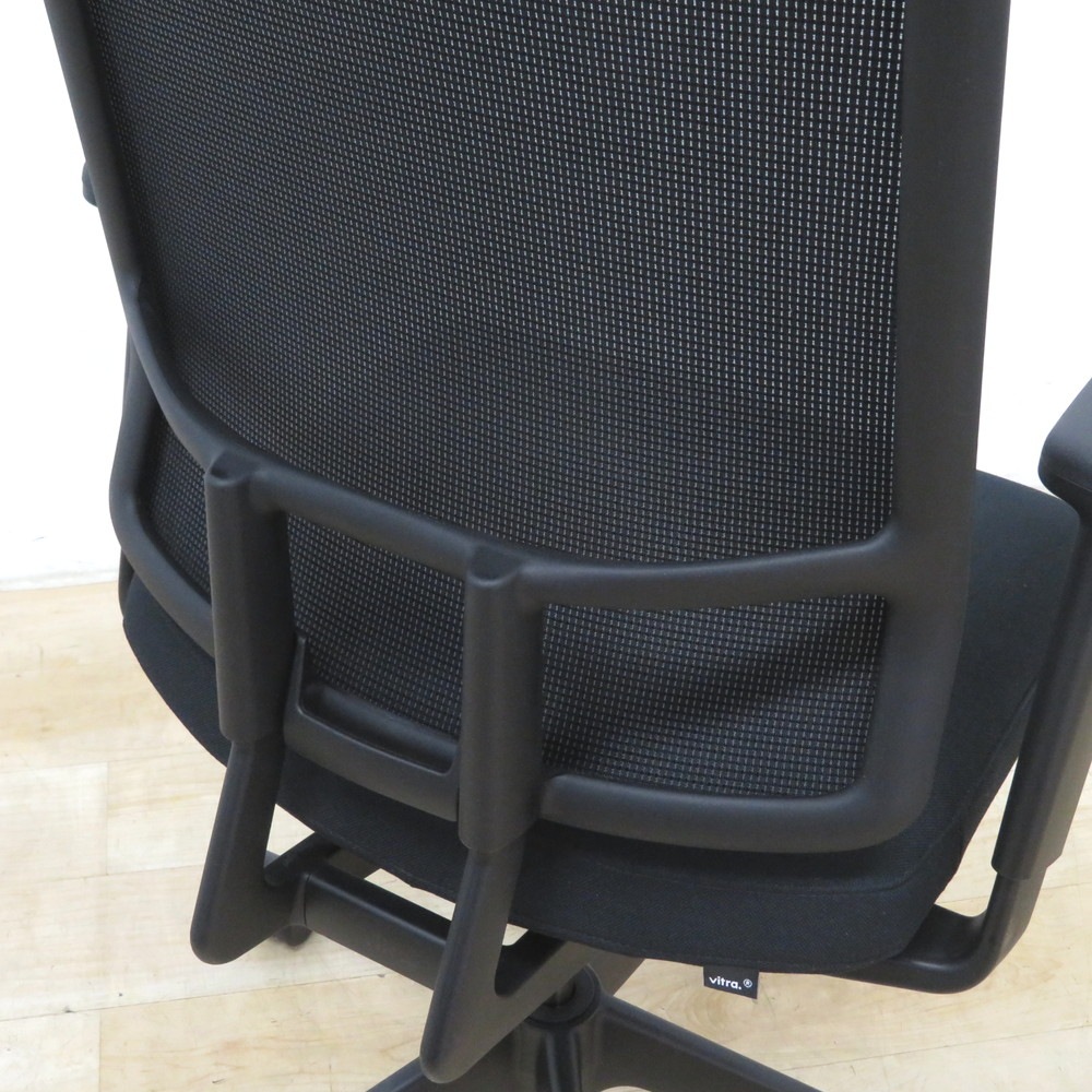 中古】ヴィトラ vitra. 肘付きオフィスチェア 2022年製 ブラック