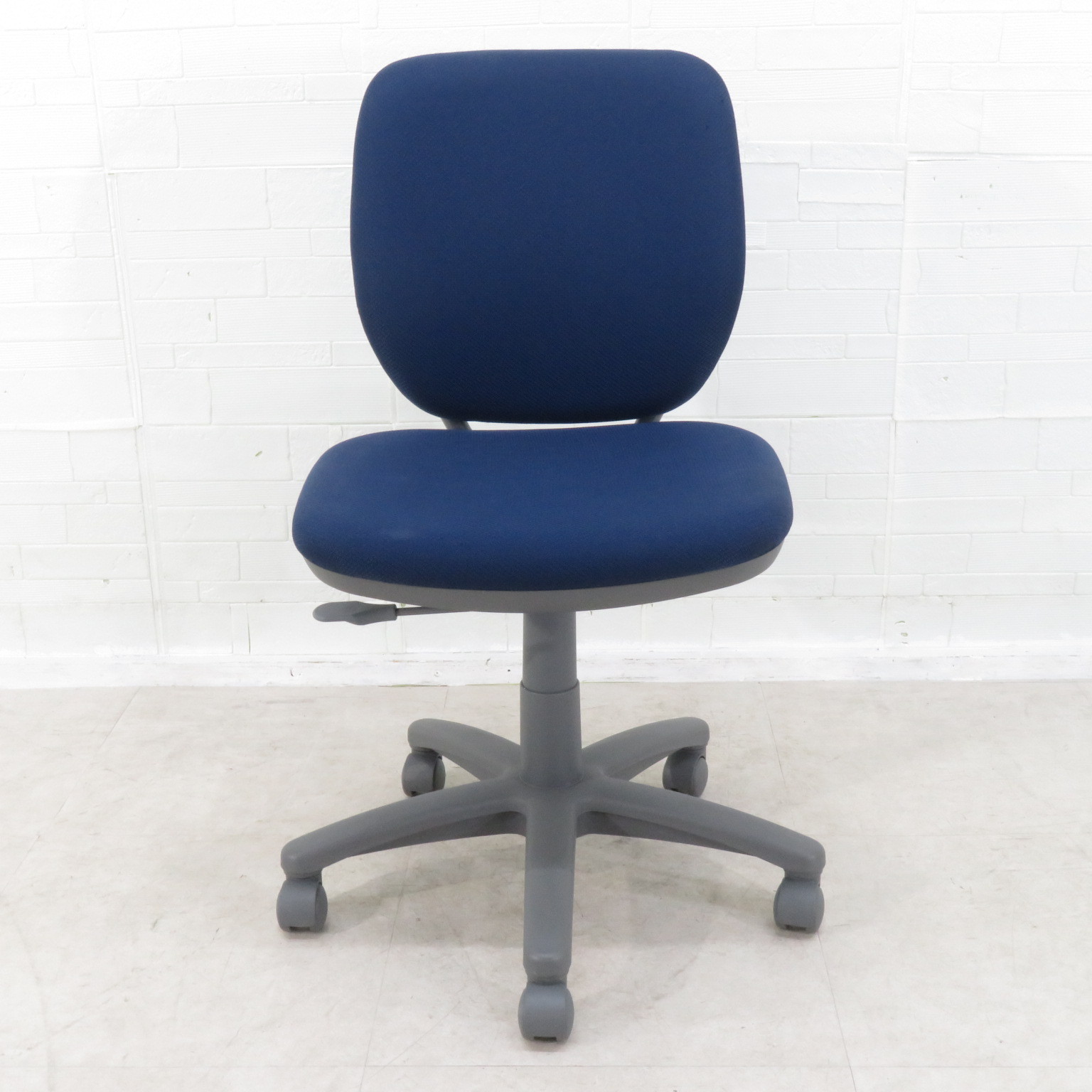 中古 オカムラ ビラージュ オフィスチェア 肘当て付き ネイビー 事務椅子 okamura オカムラ VILLAGE ビラージュ 肘無オフィスチェア