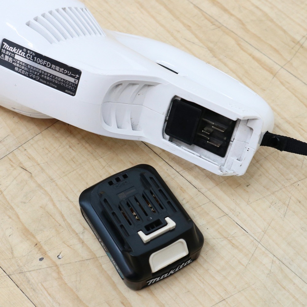 中古】マキタ 掃除機 CL106FD ホワイト 充電式クリーナー コードレス 