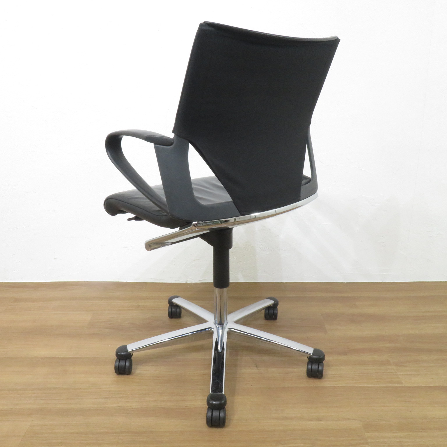 ウィルクハーン モダス 肘付ミーティングチェア ブラック