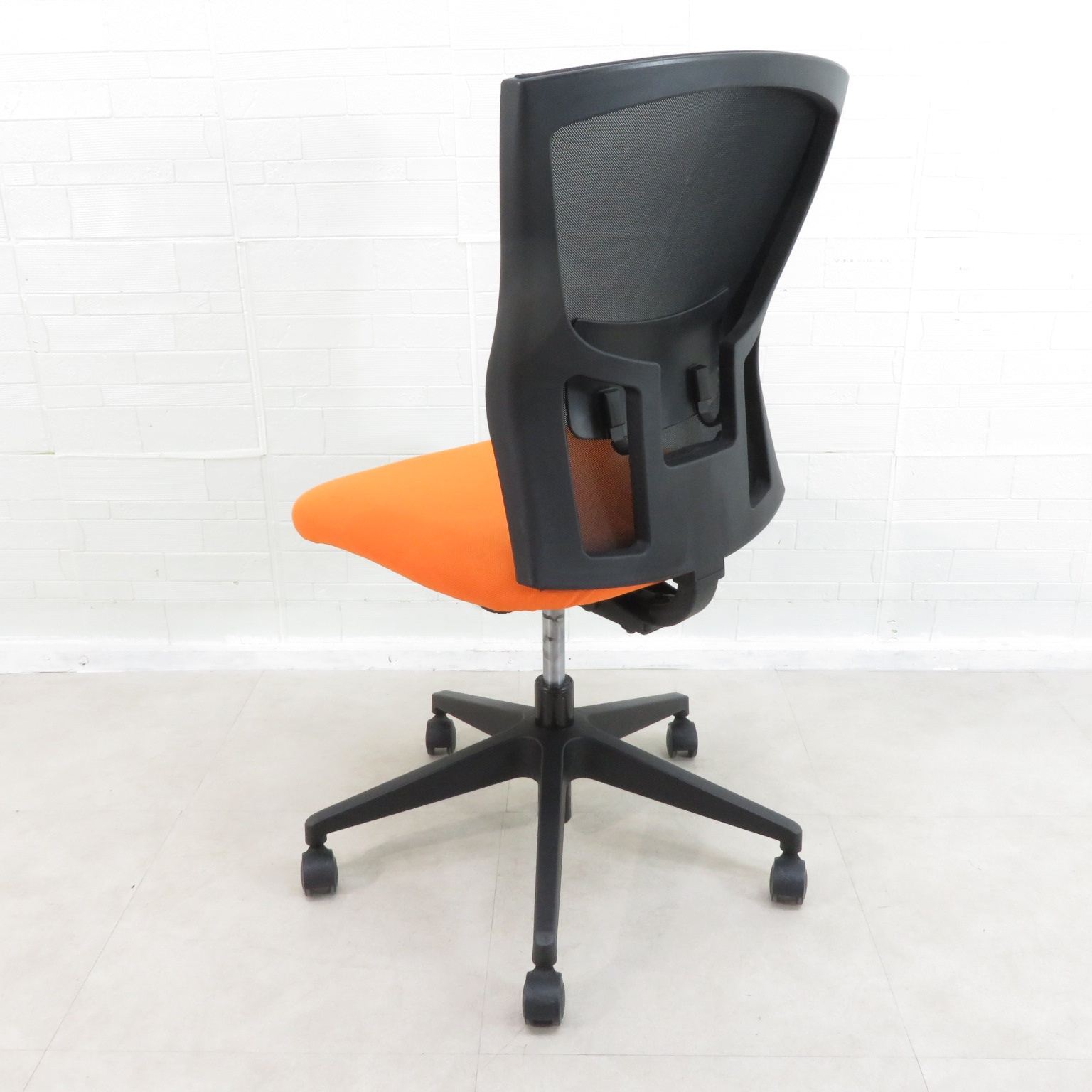 イトーキ デスクチェア ヴェント 可動肘付 ランバーサポート付 シルバーメタリック脚 KE-867JB-ZLT1 イトーキ デスクチェア ヴェント 可動肘付 ランバーサポート付 アルミ