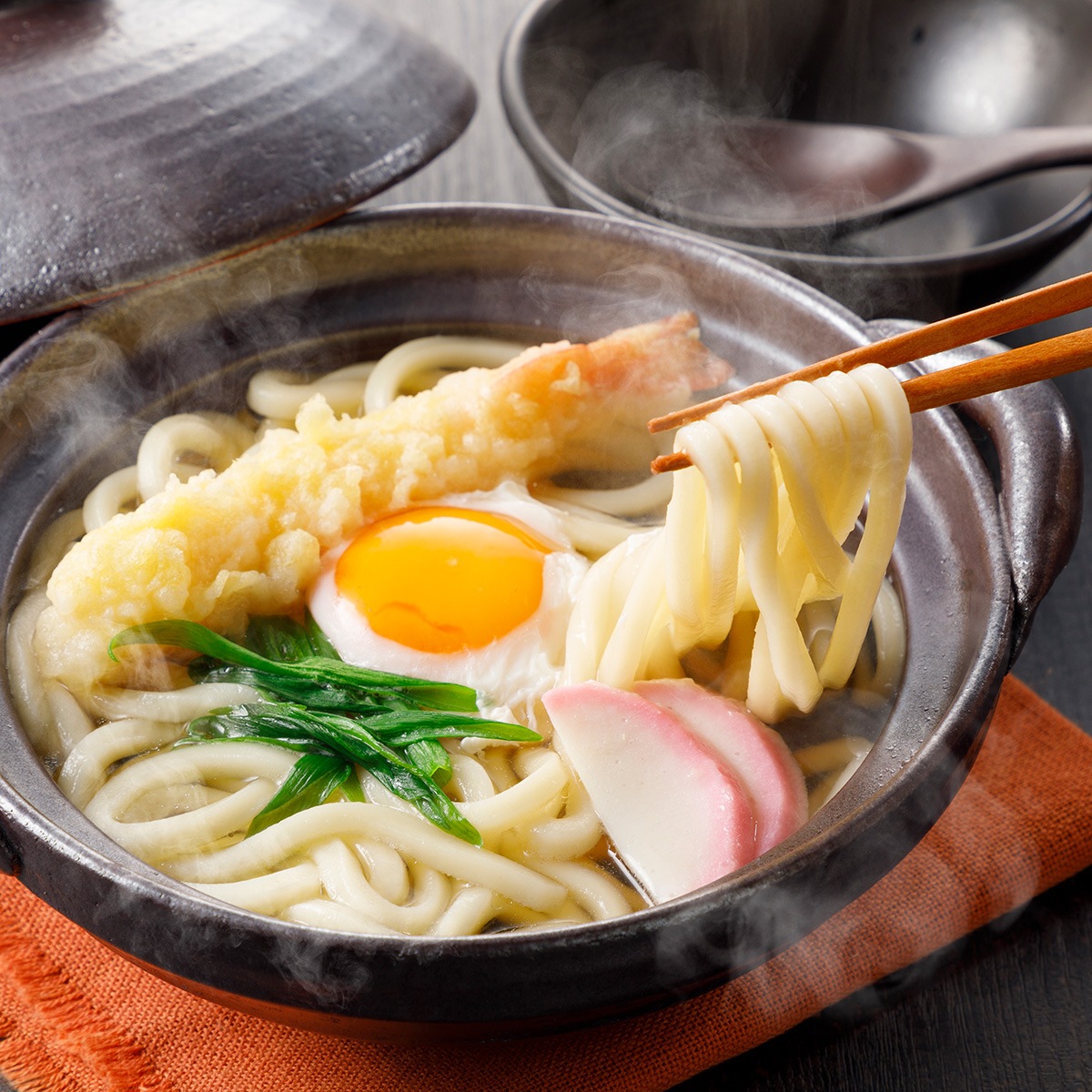 香川県の名物コラボ さぬきうどんと骨付鶏セット（鶏油付き）紀州屋×さぬき鳥本舗