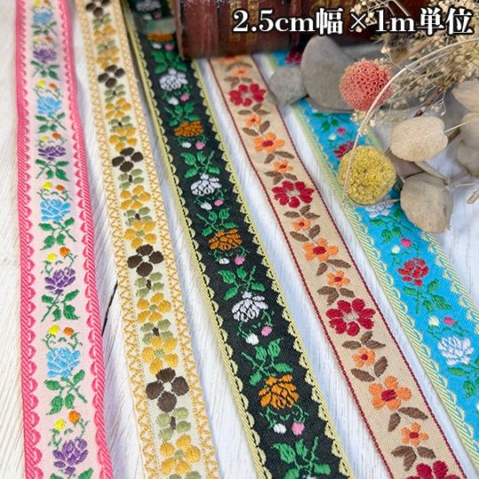 レトロかわいい花柄が作品のアクセントになるチロリアンテープ。バッグ