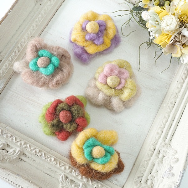 <特価セール> お花コサージュ ふわふわ羊毛アクセサリー フェアトレード製品 フェルトコサージュ フェルトお花パーツ ウールニードルフェルト 営業日即日発送 