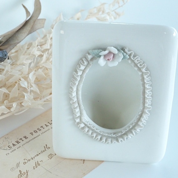 ハンドメイドアンティーク　陶器写真立て　フォトフレーム　バラモチーフ　レース写真フレーム　ヴィンテージ雑貨 骨董品   営業日即日発送