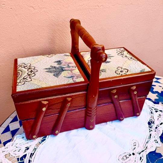 ヨーロッパ買付品1900年初期 レトロデットストック品 ジャガード生地ソーイングボックス 木箱 インテリア雑貨 カゴボックス 裁縫道具入れ 　裁縫箱 道具入れ 収納ボックス 営業日即日発送  ＜送料無料＞ 