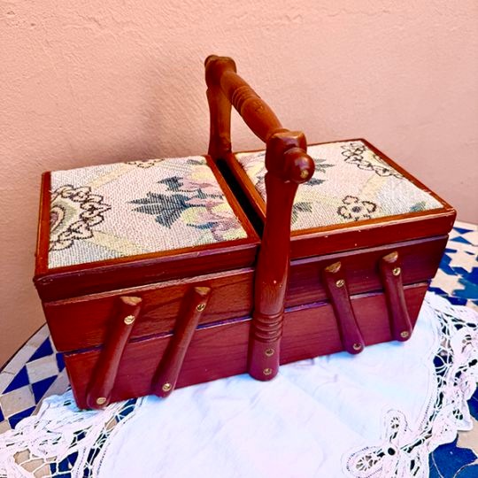 ヨーロッパ買付品1900年初期 レトロデットストック品 ジャガード生地ソーイングボックス 木箱 インテリア雑貨 カゴボックス 裁縫道具入れ 　裁縫箱 道具入れ 収納ボックス 営業日即日発送  ＜送料無料＞ 