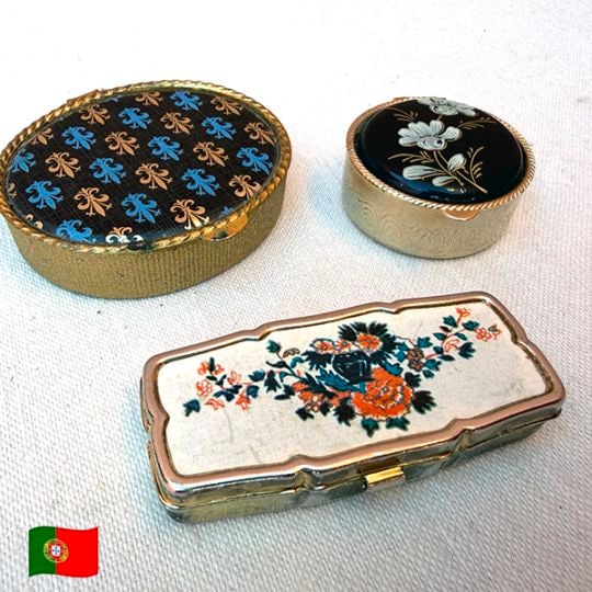 アンティークガラス陶器はヨーロッパ蚤の市で買い付けています