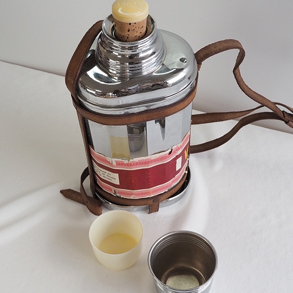 昭和レトロ 希少魔法瓶 保温水筒ボトル 革ショルダー付き バンビ BAMBI BOTTLE インテリア雑貨 アンティークボトル キッチン雑貨 <送料無料>