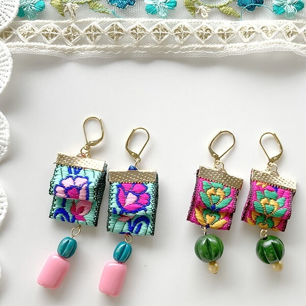 2cm幅 インドフラワー刺繍チロリアンテープ インド細幅リボン フラワー刺繍 カメラチェーン カチューシャ作り　ヘッドドレス 和装アクセサリー  営業日即日発送 [ワールデザインbistarai]