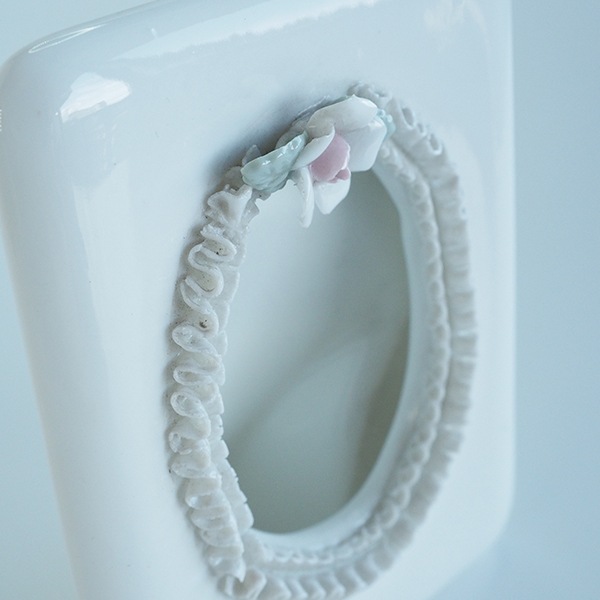 ハンドメイドアンティーク　陶器写真立て　フォトフレーム　バラモチーフ　レース写真フレーム　ヴィンテージ雑貨 骨董品   営業日即日発送