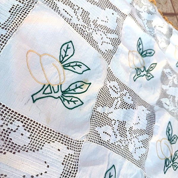 100cm前後 ポルトガル蚤の市買付 ヴィンテージ バテンレース ドイリー テーブルクロス ソファーカバー  アンティークコットンかぎ針編みパッチワーク布 営業日即日発送