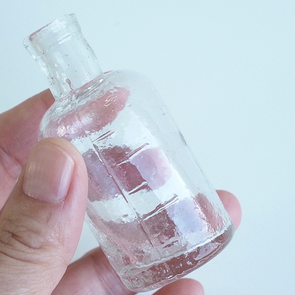 アンティーク薬瓶 気泡入りガラス メモリ付き 未使用 骨董品 ガラス製品 ヴィンテージ雑貨 骨董屋　古物 レトガラス瓶 一輪挿しガラスボトル  営業日即日発送