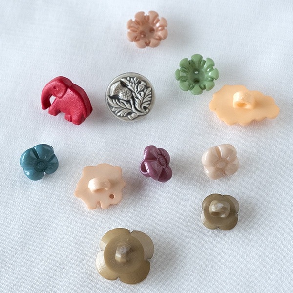 バラ売り オーストリアプラボタン プラスチックボタンパーツ ヨーロッパ手芸用品 ハンドメイドボタン 手芸用品店 アクササリーパーツ 営業日即日発送