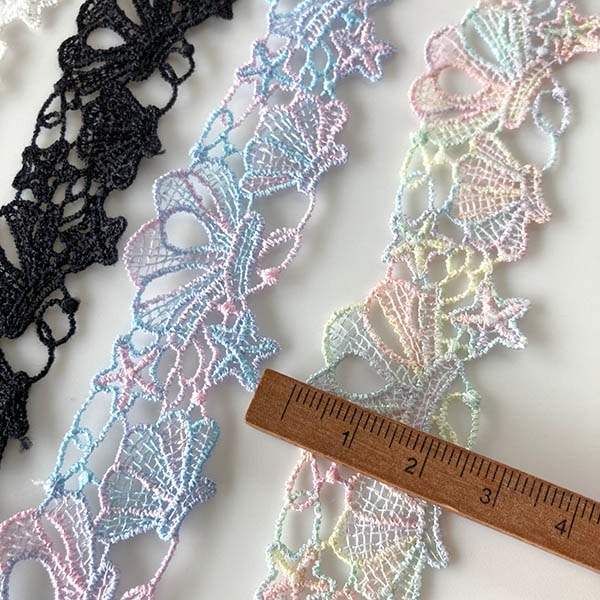 2.5cm幅 シェルモチーフリボン リトルマーメイドリボン レインボー染め 簡単ぬい服ドレスハンドメイド用リボン 推しぬい材料 バックチャーム ぬいぐるみキーホルダー クリア収納ポーチ カードフォトケースデコパーツ 営業日即日発送