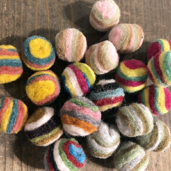 2cm 5個うずまき羊毛フェルトボール オーナメント資材 アクセサリーデコレーションパーツ ウール ネパールフェアトレード SDGs製品 営業日即日発送 