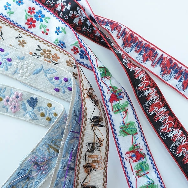 レトロな女の子の刺繍からお花の刺繍などかわいい細幅の手芸用リボンの