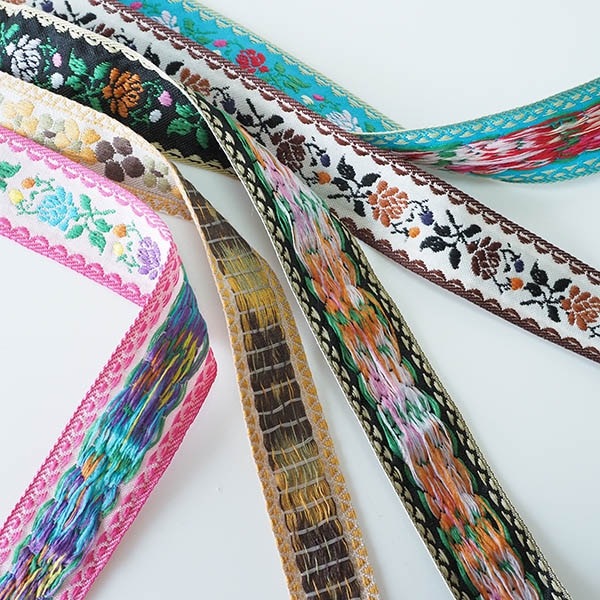 チロリアンテープや刺繍リボンはショルダーストラップ作り、ピアス