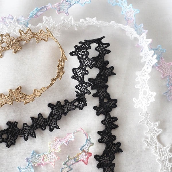 レインボー 黒 花 レース 卵型 手染め 塗装 ペイント ビーズ 大ぶり ピアス