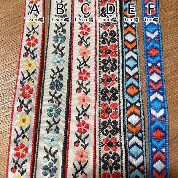 レトロな花柄刺繍が施された1cm前後の細幅チロリアンテープです。小物