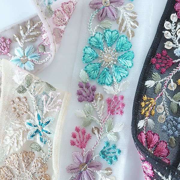 4cm幅 なめらか光沢花柄刺繍チュールリボン インド刺繍リボン ハンドメイドショルダーストラップ作り ヘアポニー資材 営業日即日発送 [ワールデザインbistarai]