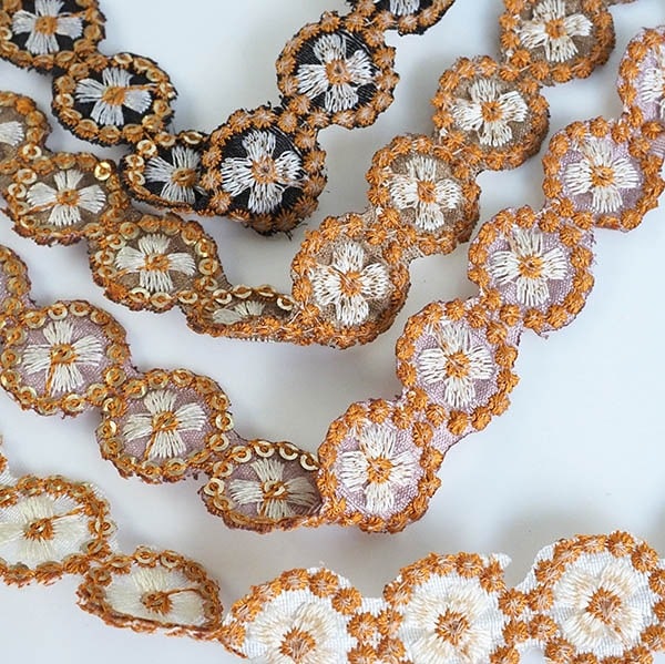 2cm幅 縁取りモチーリボン お花刺繍スパンコールリボン   簡単ぬい服ドレスハンドメイド用リボン 推しぬい材料 シューズチャームパーツ ボタニカル花柄刺繍インドリボン ダンス衣装ドレス装飾副資材 営業日即日発送 