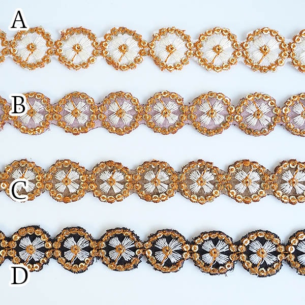 スパンコールの縁取りがかわいい細幅のインド刺繍リボンは、ペットの