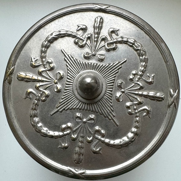 アンティークの小物入れはウィーンで買い付けたインテリアに