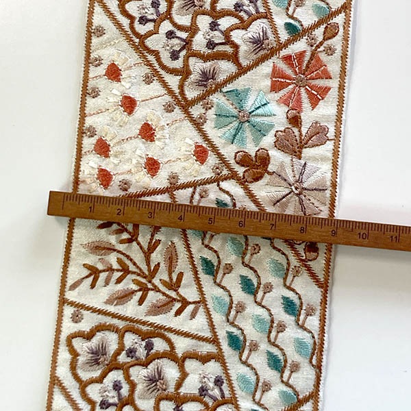 9cm幅 幅広インド刺繍リボン 幅広パッチワーク風ブレード 特大幅小花柄刺繍リボン 帯紐和装着物装飾資材 ハンドメイドがま口財布 ポーチ作り 営業日即日発送 [ワールデザインbistarai]