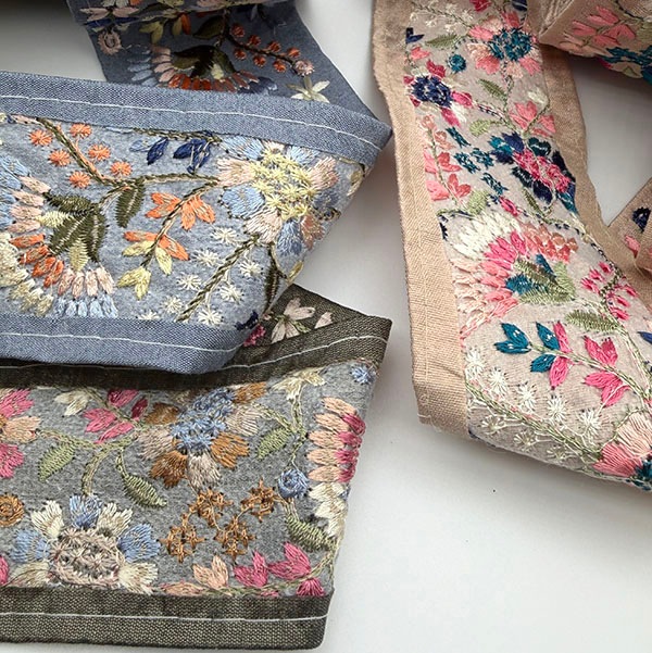 5.5cm幅 秋色インド刺繍リボン 花柄 厚手 フラワー刺繍リボン ショルダーベルト 大人くすみカラー  ハンドメイド 手芸材料 バッグ ポーチ 装飾テープ 手作り体験資材 ハンドメイドくるみボタン ヘアゴム 簡単バックチャーム資材 営業日即日発送 【ワールデザインbistarai】