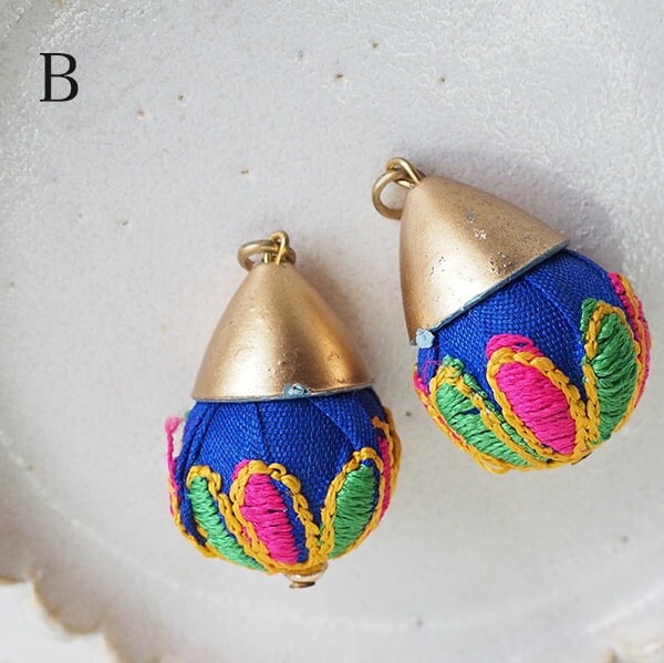 2個セット 真鍮アクセサリーパーツ インド刺繍アクセサリーパーツ 刺繍ピアスパーツ イヤリング作り バックチャームパーツ キーホルダー作り資材 民族ダンス衣装アパレル副資材 営業日即日発送[ワールデザインbistarai]