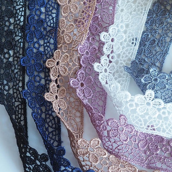 3cm幅 光沢ボタニカルフラワーモチーフケミカルレーステープ フリンジ襟袖装飾レース  営業日即日発送 