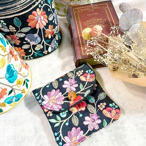 花柄刺繍がま口ポーチ （ハンドメイド がま口ポーチ 小物入れ