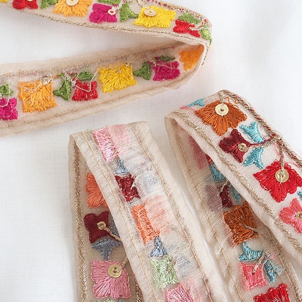 3cm幅インド刺繍リボン サリーシルク風光沢リボン 小花柄チロリアンテープ 細幅ラメリボンブレード 裁縫グッズ ハンドメイド資材 ソーイング資材 手芸用リボン スパンコール刺繍テープ 営業日即日発送 