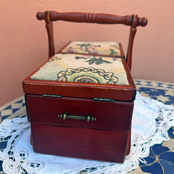 ヨーロッパ買付品1900年初期 レトロデットストック品 ジャガード生地ソーイングボックス 木箱 インテリア雑貨 カゴボックス 裁縫道具入れ 　裁縫箱 道具入れ 収納ボックス 営業日即日発送  ＜送料無料＞ 