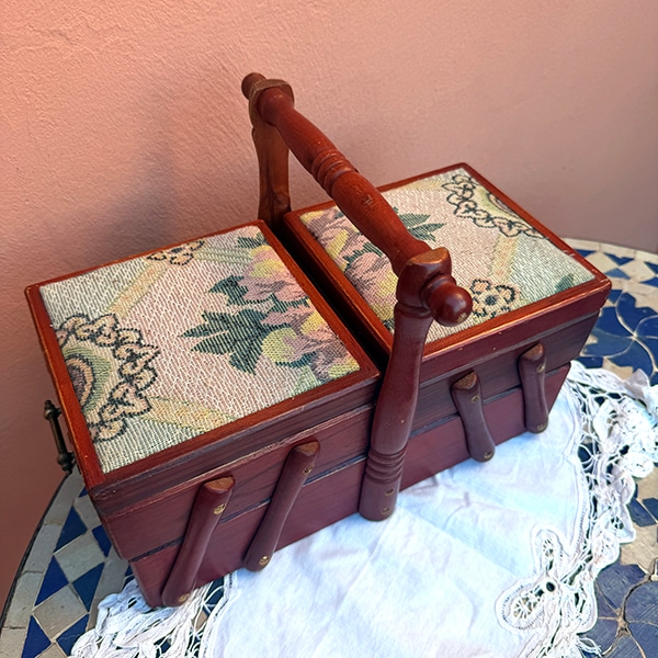 ヨーロッパ買付品1900年初期 レトロデットストック品 ジャガード生地ソーイングボックス 木箱 インテリア雑貨 カゴボックス 裁縫道具入れ 　裁縫箱 道具入れ 収納ボックス 営業日即日発送  ＜送料無料＞ 
