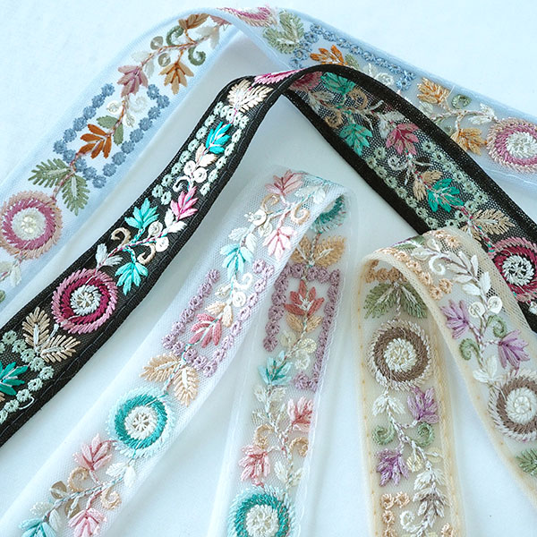 細幅の花柄刺繍のインドチュールリボンは、和装のヘアアクセサリーや布