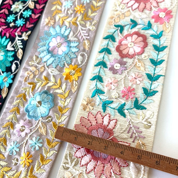 6cm幅 シルク風なめらかインド刺繍花柄リボンブレード ハンドメイドショルダーストラップカメラチェーン持ち手資材販売   幅広手芸用リボン最安値 花柄チロリアンテープ ヘアアクセサリー バッグ装飾 手芸資材 DIY 営業日即日発送[ワールデザインbistarai]