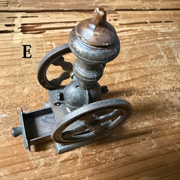 スペイン買付  ビンテージ Playme アンティーク コーヒーミル スロットマシーン 秤 天秤 印刷機 レトロラジオ  鉛筆削り ヨーロッパアンティーク雑貨 蚤の市買い付け 卓上ランプ 営業日即日発送