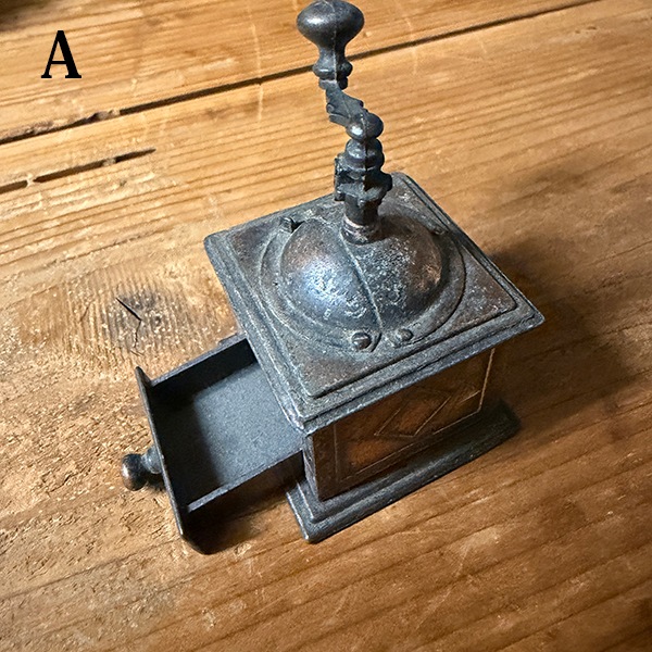 スペイン買付  ビンテージ Playme アンティーク コーヒーミル スロットマシーン 秤 天秤 印刷機 レトロラジオ  鉛筆削り ヨーロッパアンティーク雑貨 蚤の市買い付け 卓上ランプ 営業日即日発送