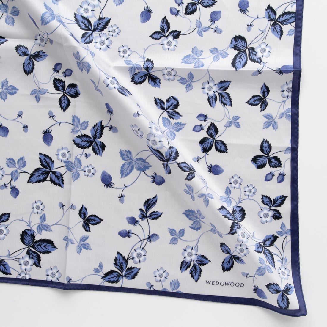 ウェッジウッド 大判 プリントハンカチ（58cm） ワイルドストロベリー