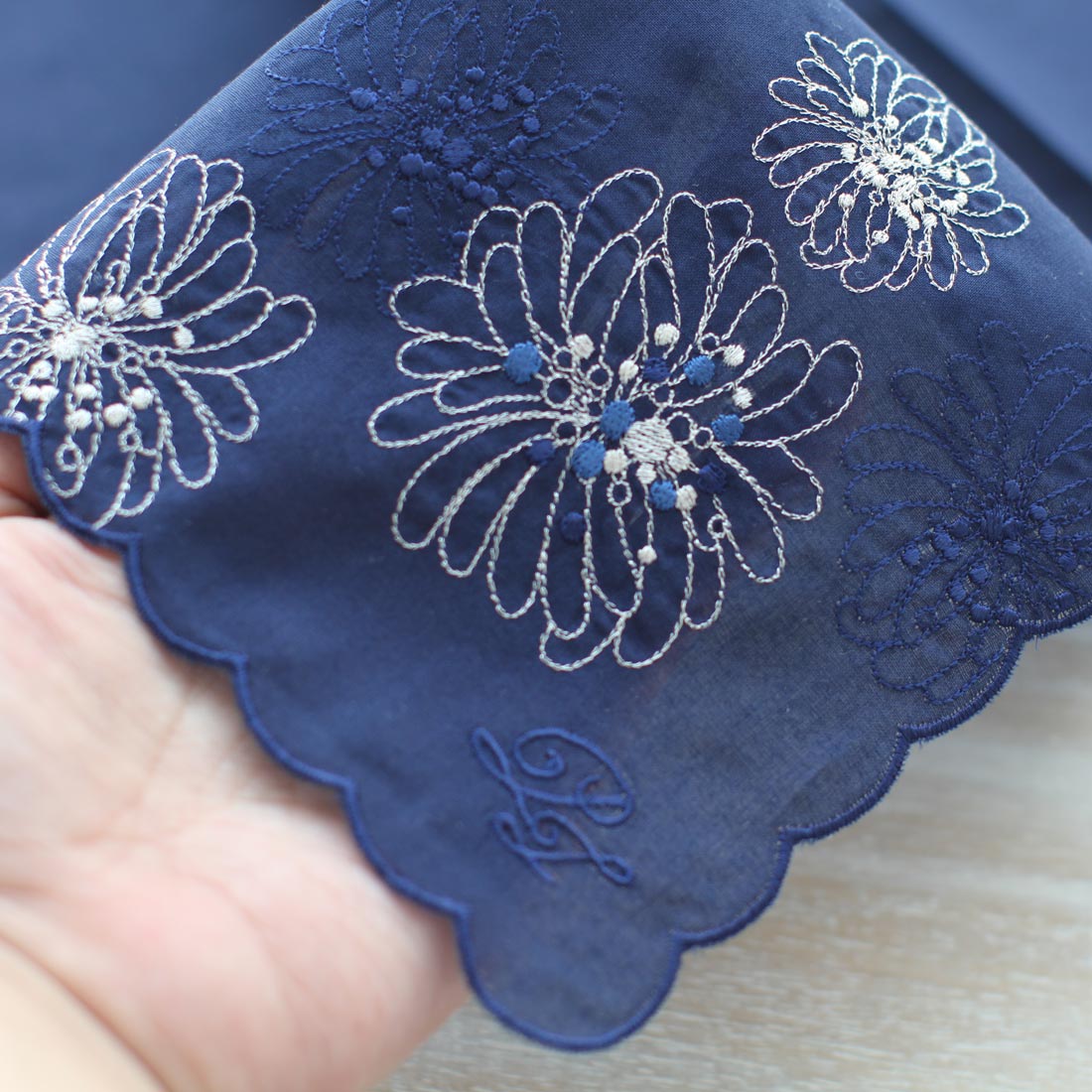 ポール ＆ ジョー アクセソワ 刺繍 ハンカチ 9203 ネイビー